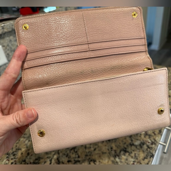 Small call outs Miu Miu Continental Bow wallet pink and beige - Picture 5 of 11